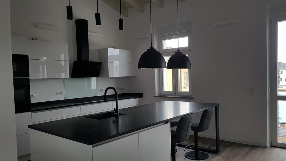 Dachgeschoßwohnung Hof Altstadt - 4 Zimmer, 100 m&sup2;, 1.250&euro; | Angebot:26470993