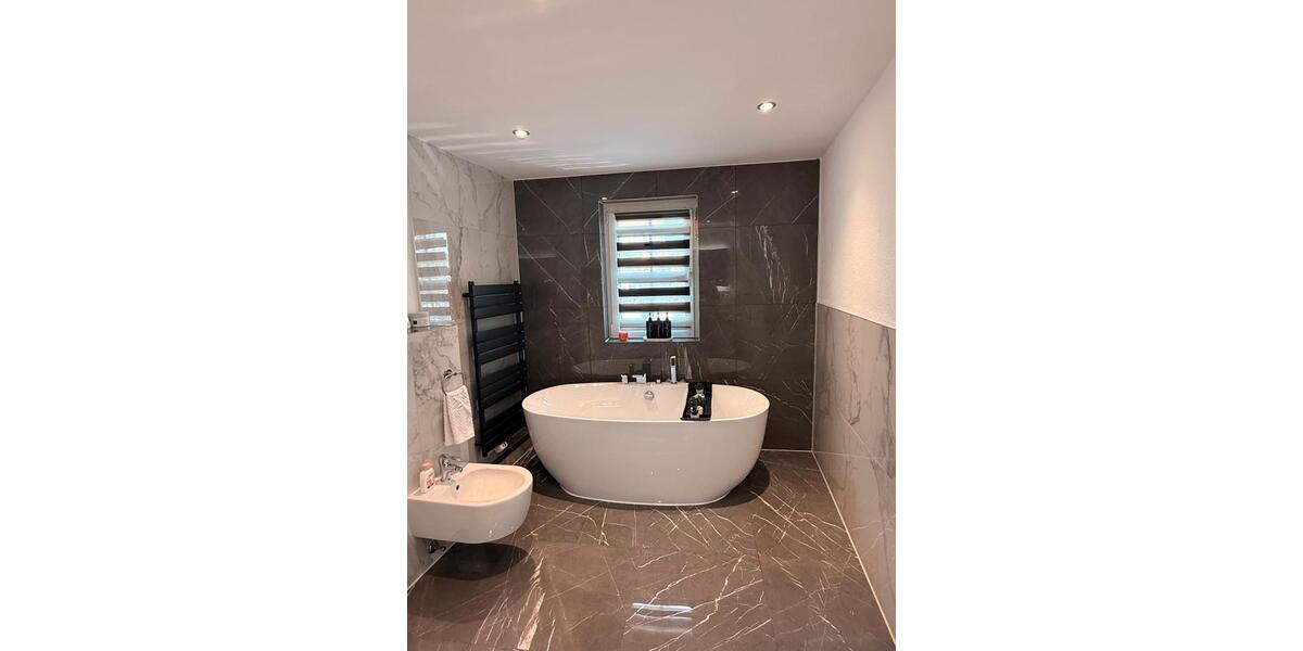 Zu Vermieten:Freistehende Eine Familien Haus mit 2 Parkplätze 4 zimmer