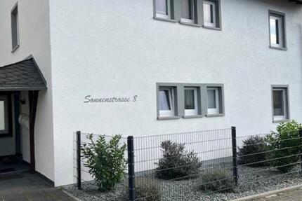 schöne helle Wohnung: 2 gr. Zi Küche Bad Balkon Abstellr. zimmer