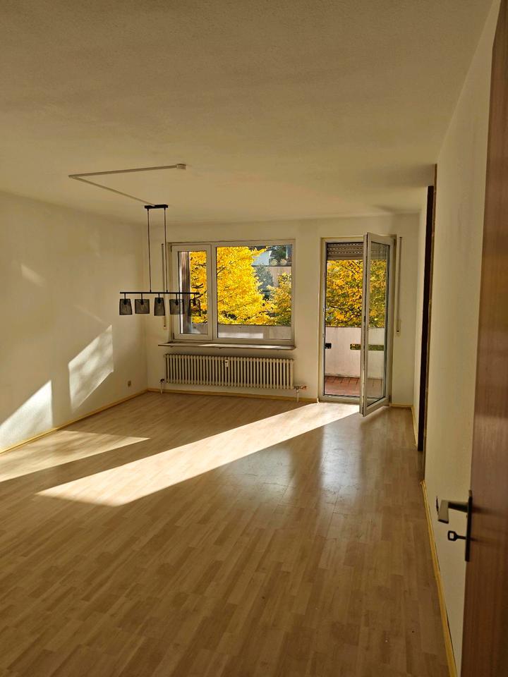 Helle 2,5-Zimmer-Wohnung mit Sonnenbalkon,Garage und EBK zimmer