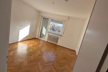 Wohnung Baden-Baden Innenstadt - 3 Zimmer, 90 m&sup2;, 1.100&euro; | Angebot:25096076