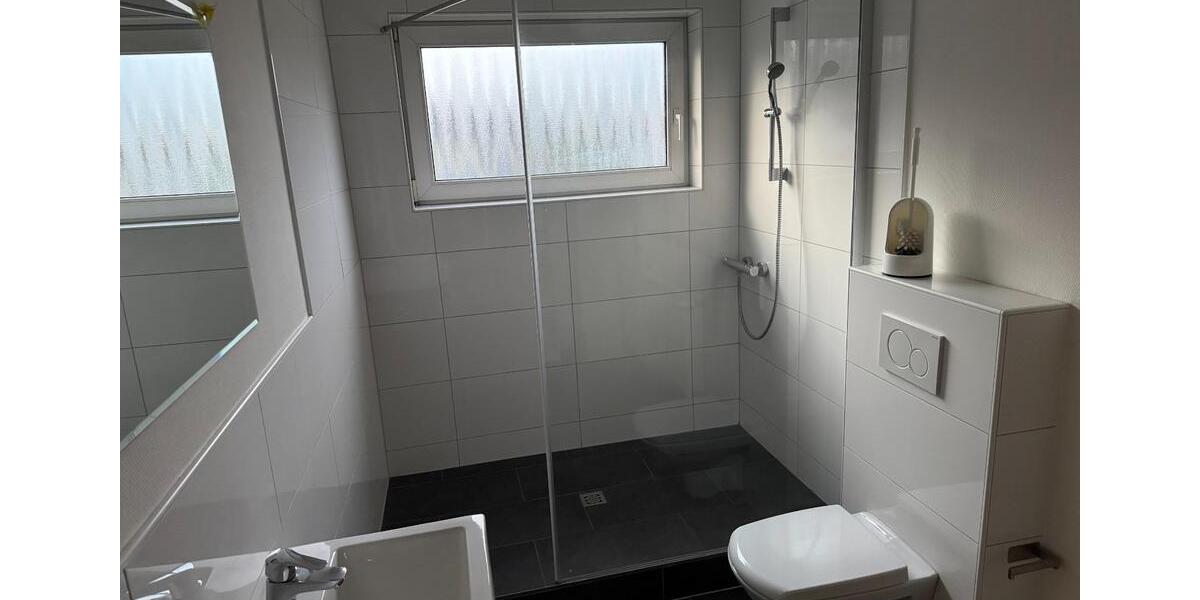 Großzügige 6-Zimmer-Wohnung ca. 140 m² teilmöbliert 6 zimmer