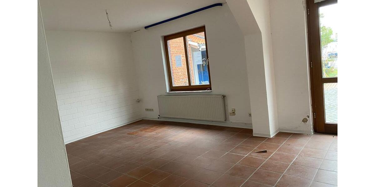 Onlinehandel Lager Hobbyraum mit Büro und Toilette zimmer