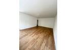 Familien-Wohnung in grüner Lage mit Balkon + renoviert + Wannenbad + separates WC + Aufzug