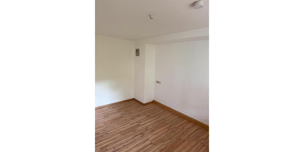 Helle 2-Zimmer-Untergeschosswohnung mit Einbauküche und Terrasse 3 zimmer