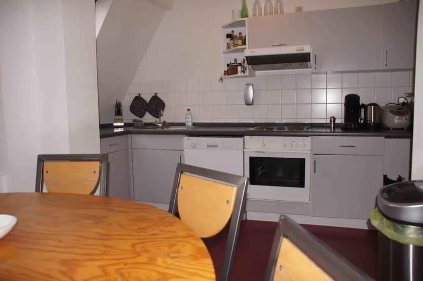 Helle, möblierte DG-Wohnung im Kiez. Ab 15.10 befristet für 7 Mo.