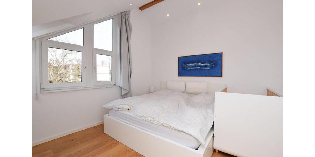 Lichtdurchflutete Dachgeschosswohnung mit Stil in guter Lage von 4.5 zimmer