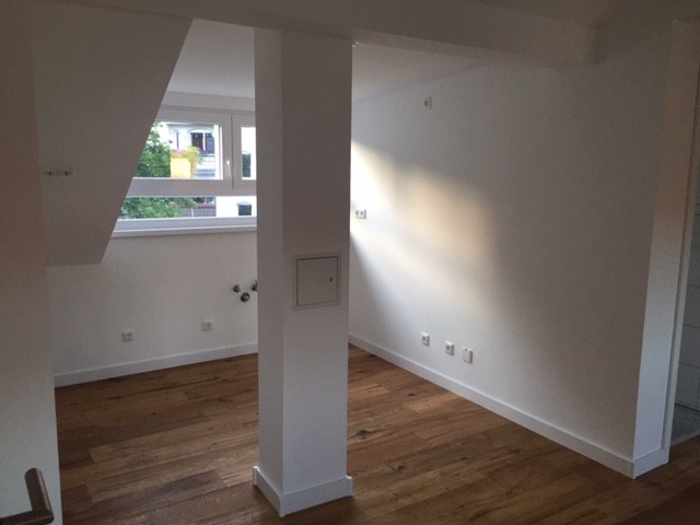 Top 3-Zimmer-DG-Wohnung mit Loggia und KFZ-Stellplatz Nbg-Schweinau