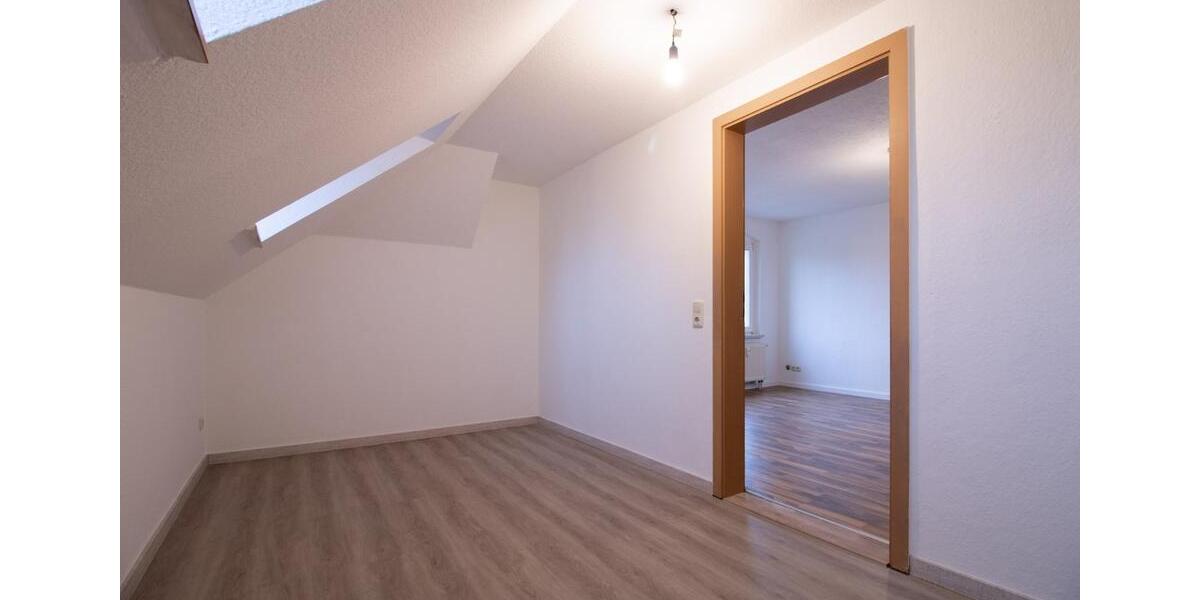 Dachgeschoßwohnung Reichenbach im Vogtland - 4 Zimmer, 77 m&sup2;, 420&euro; | Angebot:24591201