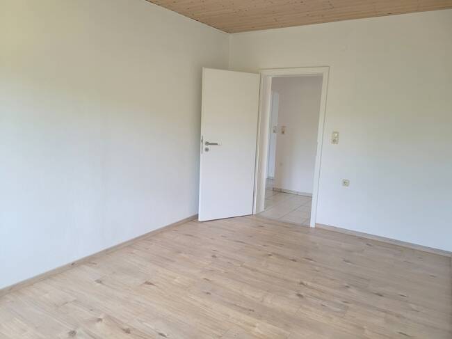 Helle Wohnung im Hochparterre eines neu renovierten 2-Parteien-Miethauses, mit Terrasse, Garten,etc!