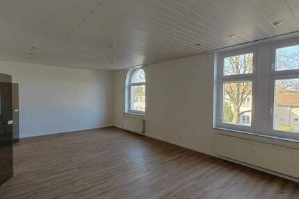 Altbau - Renoviert - Hell - 3 Räume - große Küche mit EBK - Wannen- + Duschbad mit Fenster - G-WC - Garten 3 zimmer