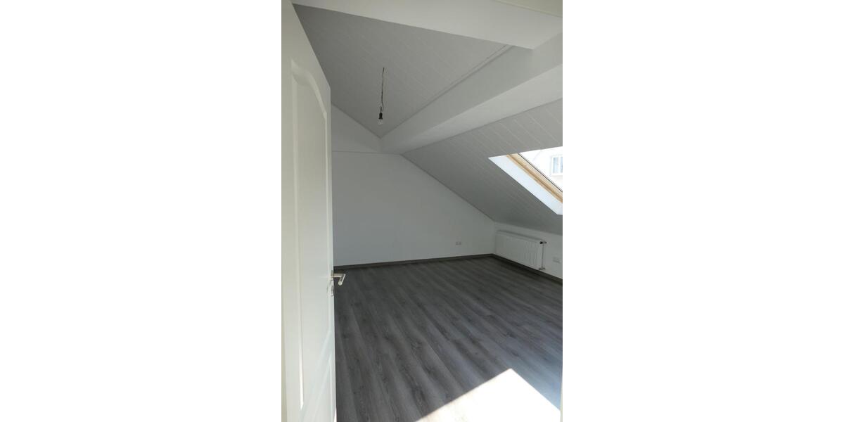 Dachgeschoßwohnung Gückingen - 3.5 Zimmer, 85 m&sup2;, 600&euro; | Angebot:25883292