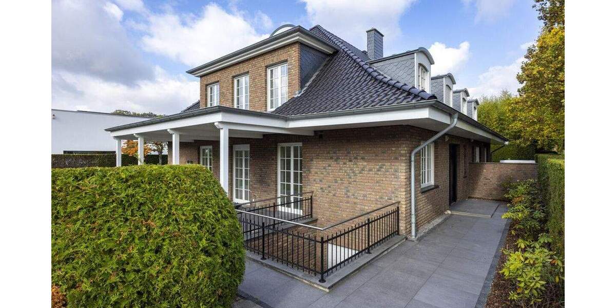 Exklusives Wohnen in Top-Lage von Alt-Meererbusch - Noble Villenhälfte mit hochwertiger Ausstattung 7 zimmer