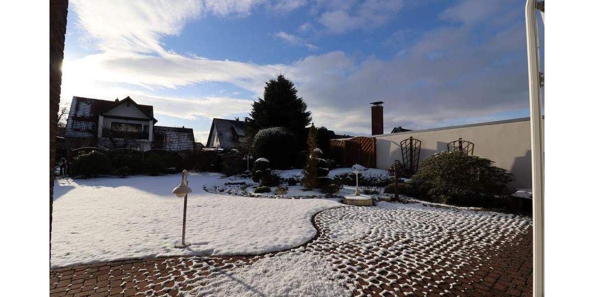 Großzügige 2,5 Zimmer Erdgeschosswohnung mit Wintergarten, Garage und Garten 2 zimmer