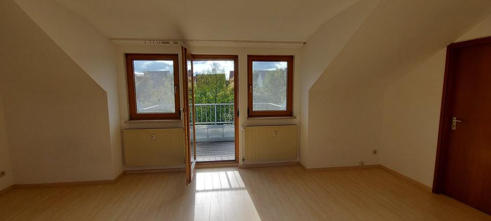 Dachgeschoßwohnung Rottenburg am Neckar - 3 Zimmer, 70 m&sup2;, 700&euro; | Angebot:25381298