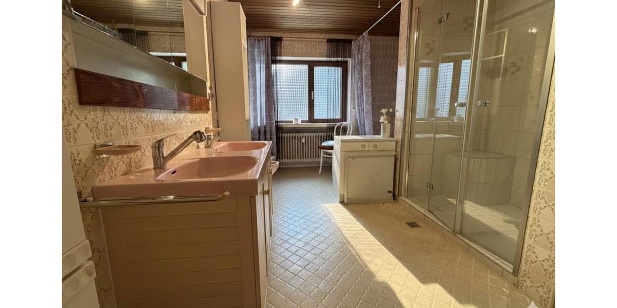 Erdgeschoßwohnung Berg - 8 Zimmer, 239 m&sup2;, 2.100&euro; | Angebot:24698260