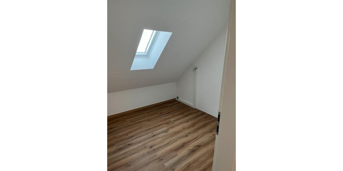 Etagenwohnung Halle - 6 Zimmer, 120 m&sup2;, 1.530&euro; | Angebot:25027010