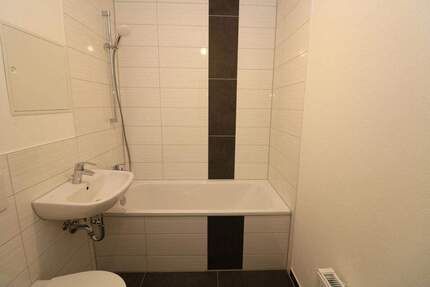 Schickes Nest sucht Nachwuchs...helle 4-RW mit Wanne u. Balkon!!! 4 zimmer