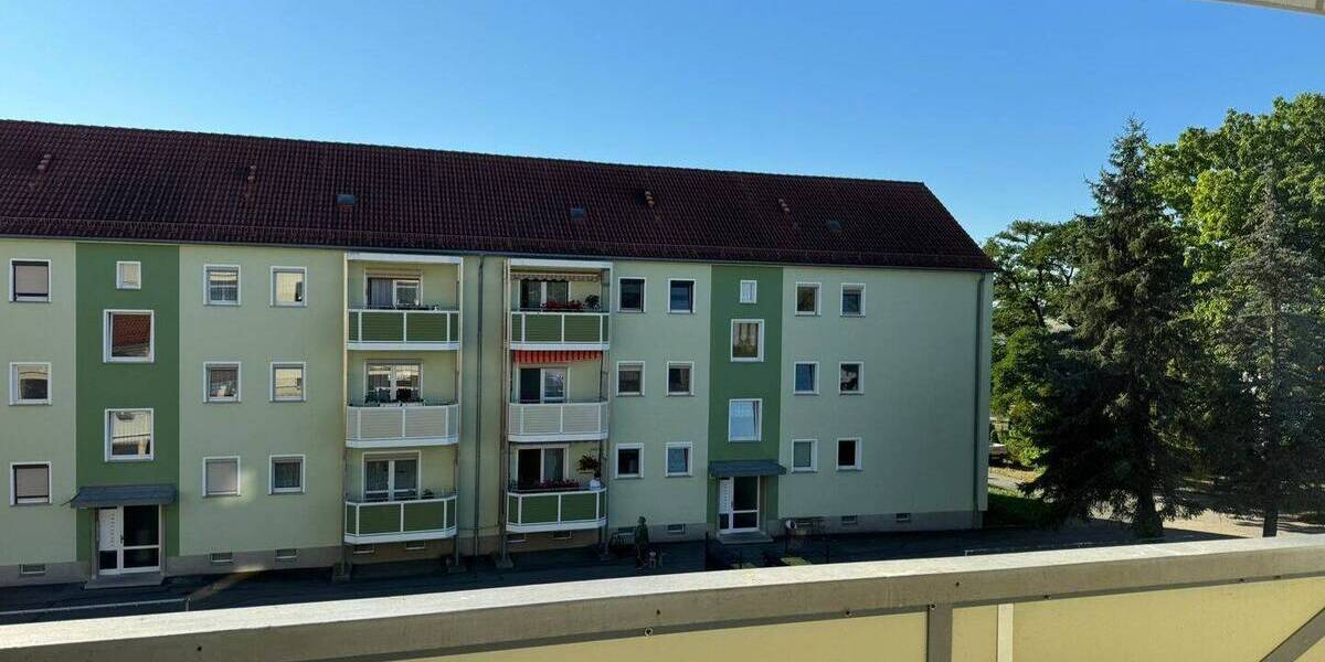 Frisch renovierte 3-Raumwohnung mit Balkon im 1. OG mit zusätzlich Flur, Zimmer und Gäste-WC im DG 3 zimmer