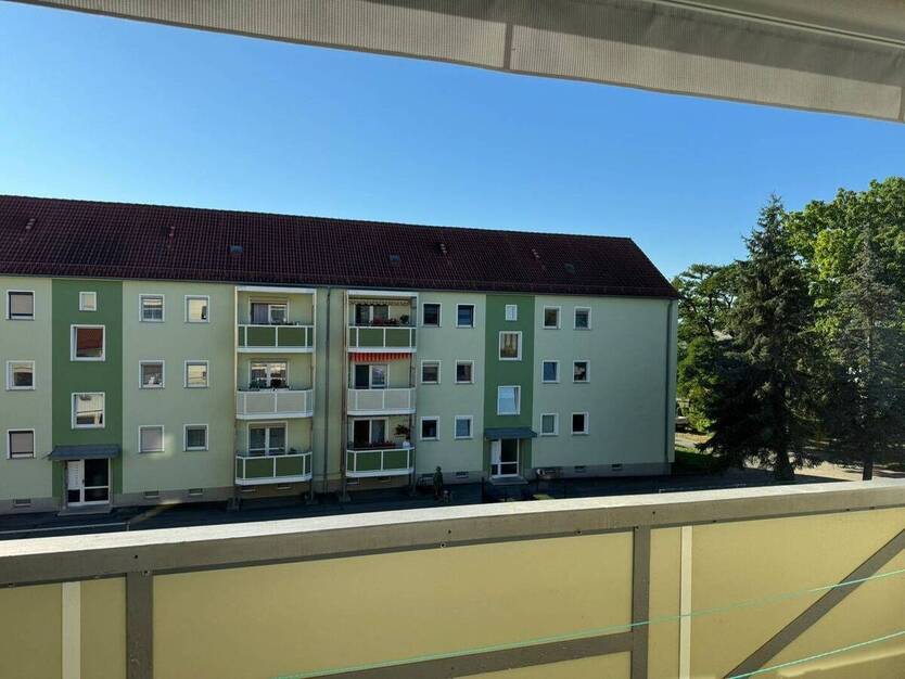 Frisch renovierte 3-Raumwohnung mit Balkon im 1. OG mit zusätzlich Flur, Zimmer und Gäste-WC im DG 3 zimmer