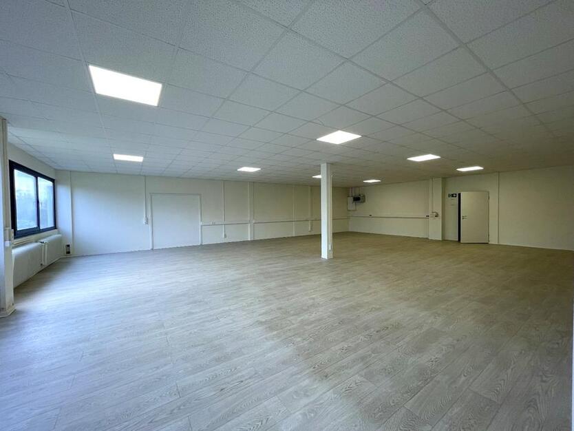 ATTRAKTIVE BÜROFLÄCHE INKL. HALLE zimmer