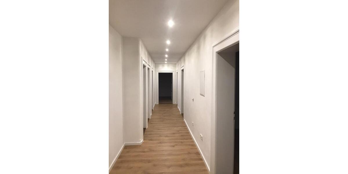 Renovierte Wohnung (Erstbezug Parterrre mit Garten und Balkon) 5 zimmer