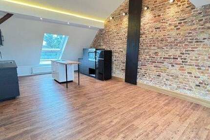 Loftartiges DG - offener Wohn- Essbereich mit EBK umd kleiner Empore - 2 Zimmer - Duschbad mit Fenster - Klima 3 zimmer