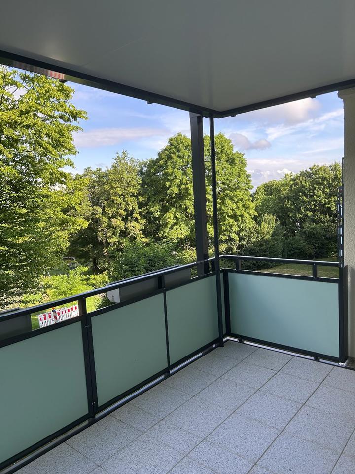 Helle 2-Zimmer-Wohnung mit Balkon ins Grüne