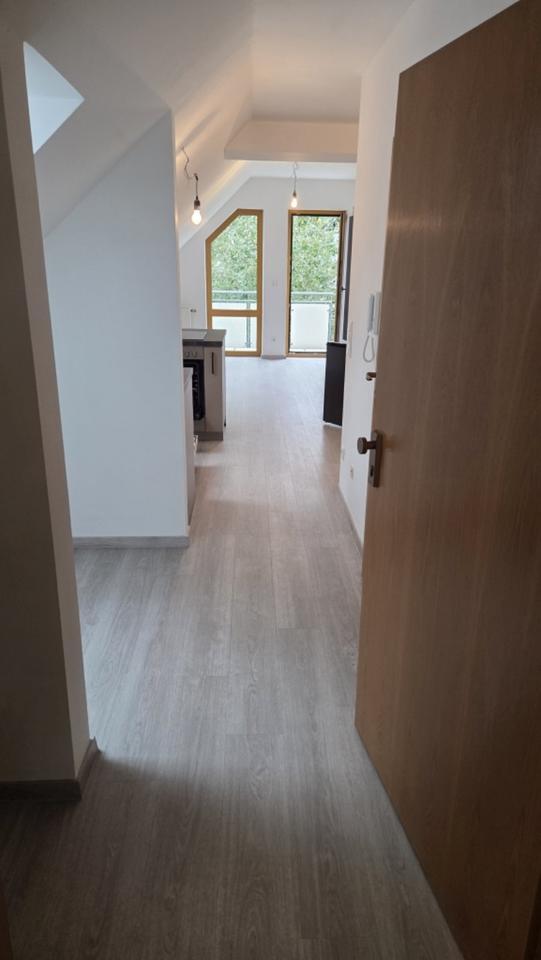 Helle 2-Zimmer-Wohnung mit Balkon und Tiefgarage in ruhiger Lage zimmer