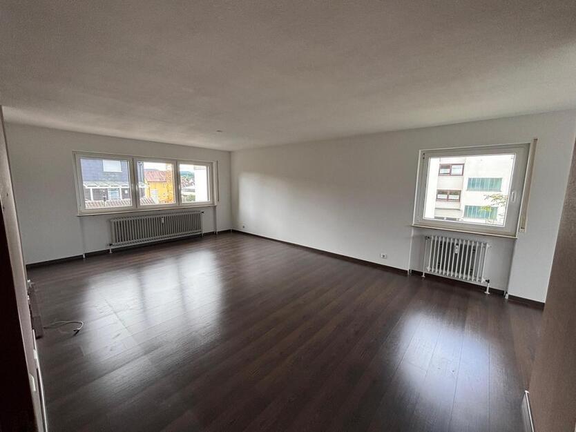 Helle 4,5-Zimmer-Wohnung mit Balkon & Tiefgarage zu vermieten zimmer