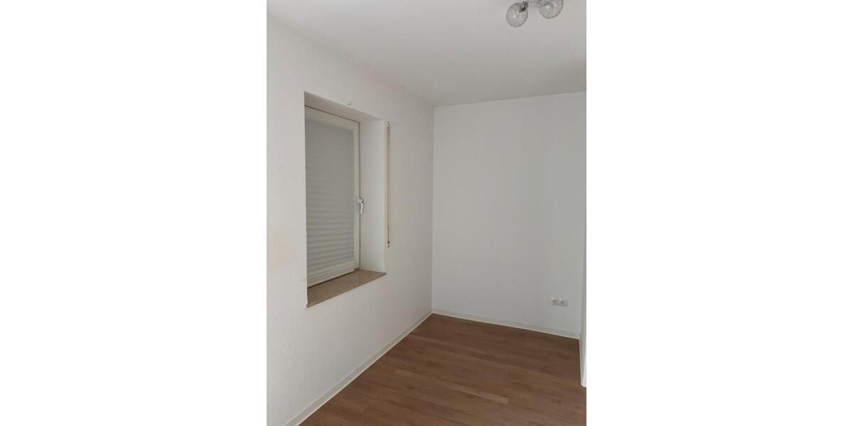 Privatvermietung 4 Raum Wohnung als freistehendes EFH in 09212 4 zimmer