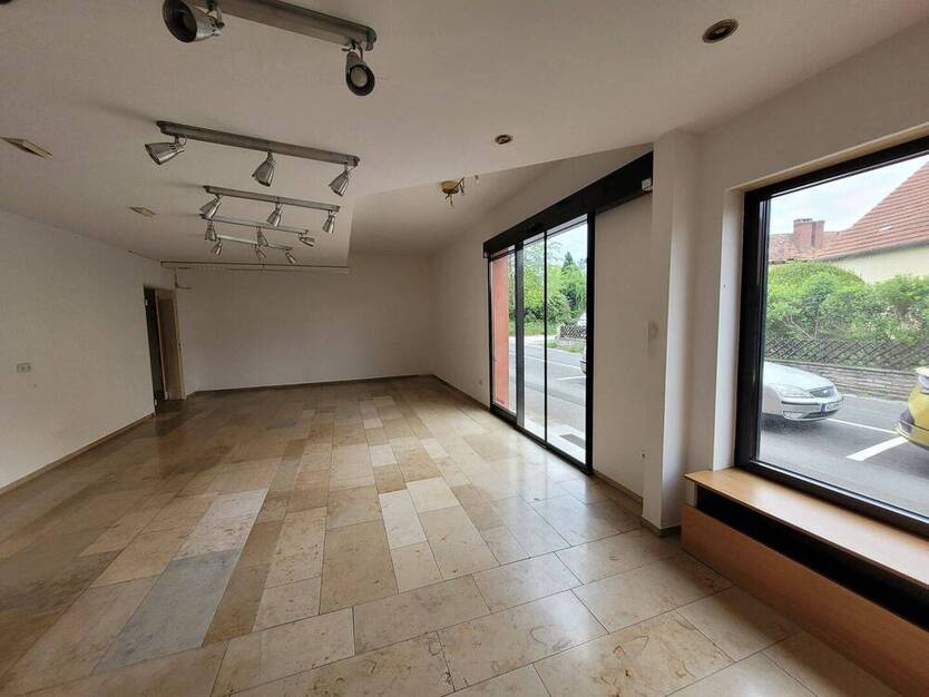 Ladenlokal mit Schaufenster, Büro und Lagerräumen