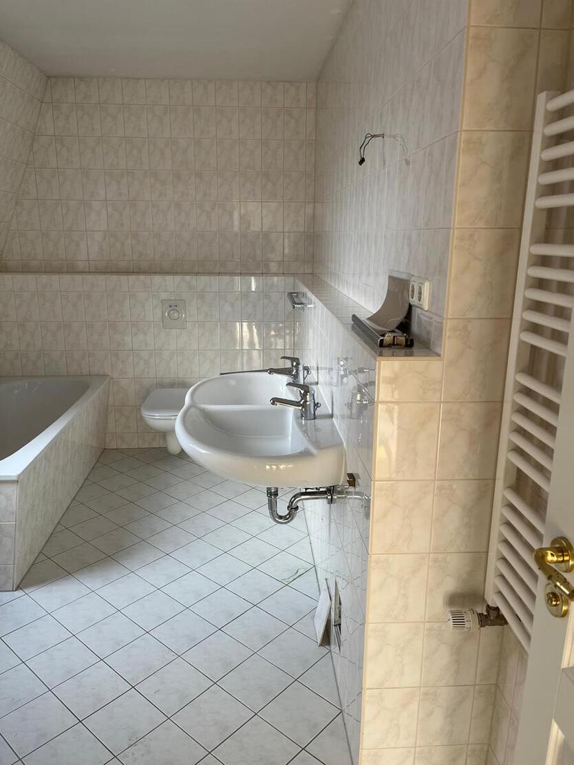 Renovierung in eigener Hand ! Tolle Lage, Herrliche Wohnung mit Balkon...5 Monate mietfrei 4 zimmer