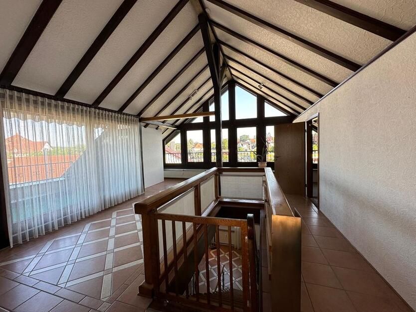 Großzügige 5-Zimmer-Wohnung, 155qm mit Garten und Stellplatz