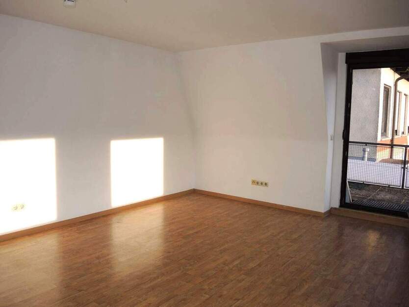 Helle 2-Zimmer-Dachgeschosswohnung mit Stadtblick, Balkon & Garage – 62 m² – bezugsfähig ab ca. 15.11.2025 2 zimmer