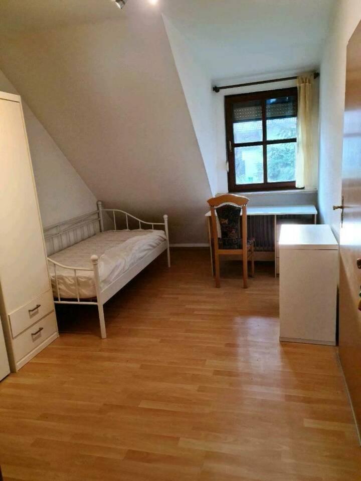 Gemütliches möbliertes Zimmer frei
