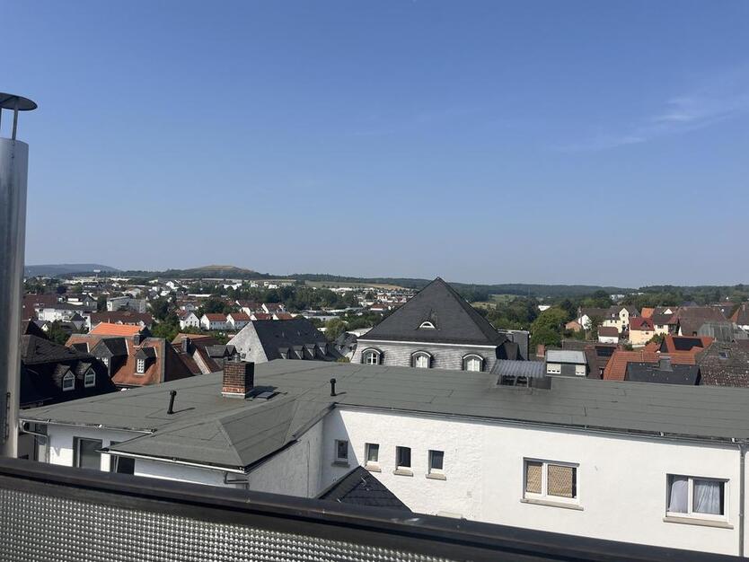 Kernsaniert & klimatisiert: 2-Zi.-Wohnung mit Wintergarten und Taunusblick in Usingen