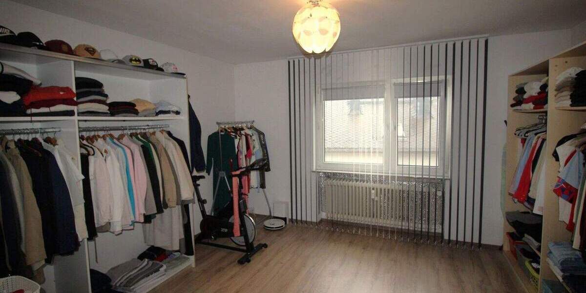 Großzügige 4-Zimmer-Wohnung (105 m²) mit Balkon, Weitblick, Kamin & Garage 4 zimmer