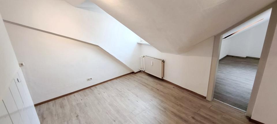 Dachgeschoßwohnung Saarbrücken - 3 Zimmer, 70 m&sup2;, 560&euro; | Angebot:25148200