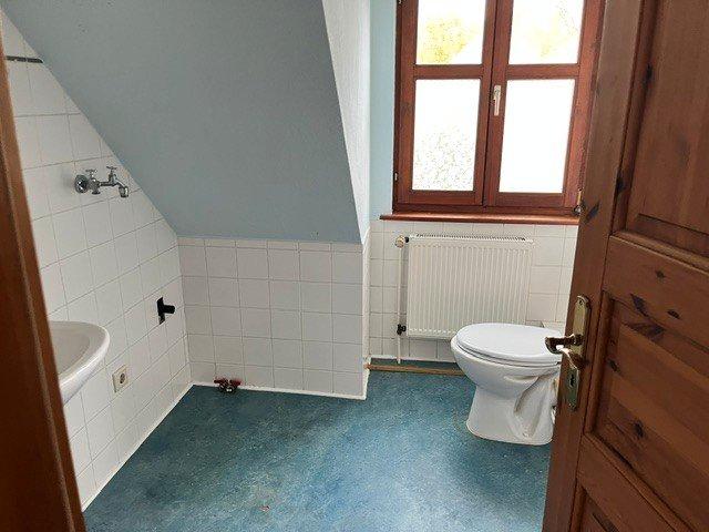 Dachgeschoßwohnung Lohfelden - 4 Zimmer, 135 m&sup2;, 1.350&euro; | Angebot:26663717