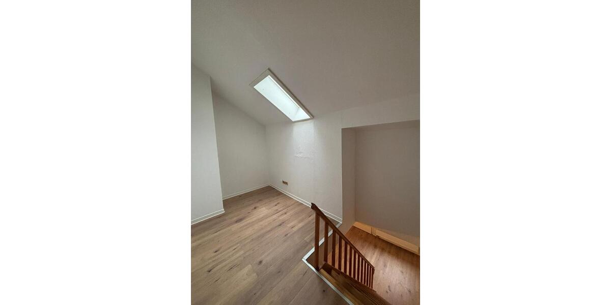 Dachgeschoßwohnung Worms - 3 Zimmer, 92 m&sup2;, 1.058&euro; | Angebot:25975167