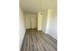 Alles was man benötigt: Tageslichtbad, Balkon und NEUER Bodenbelag! 3 ZKB plus Balkon