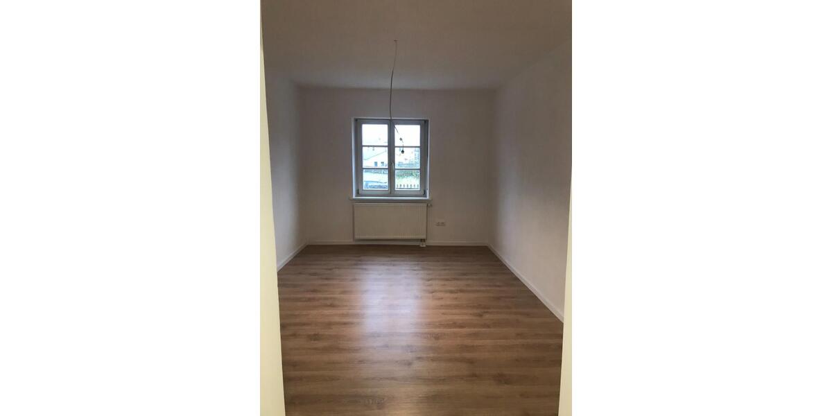 Renovierte Wohnung (Erstbezug Parterrre mit Garten und Balkon) 5 zimmer