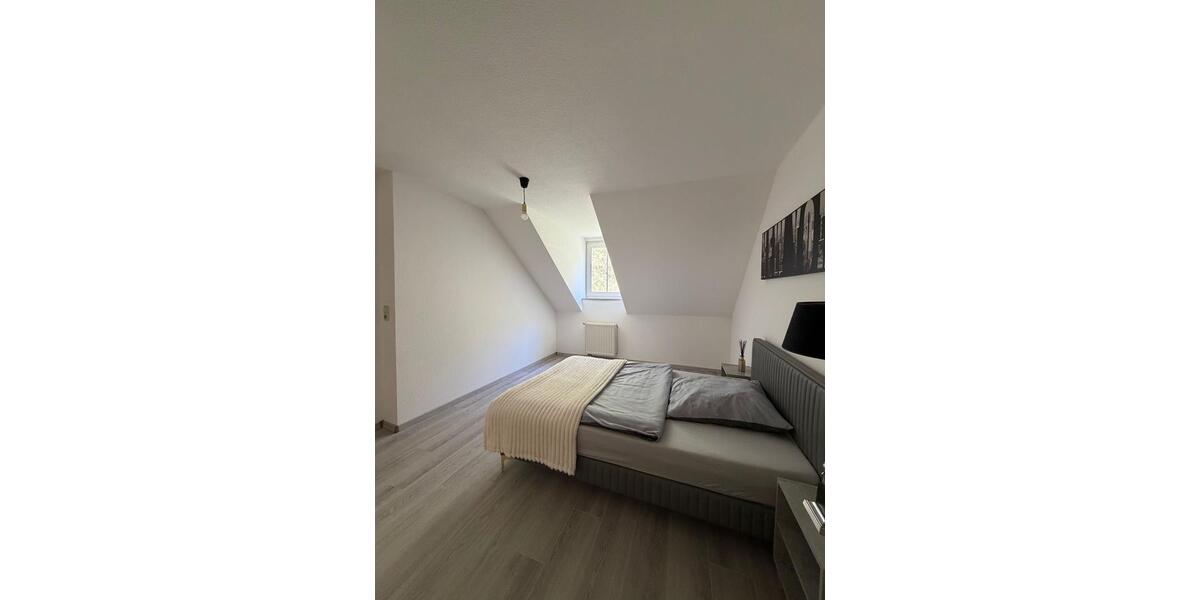 Dachgeschoßwohnung Neuenmarkt - 1 Zimmer, 75 m&sup2;, 350&euro; | Angebot:26237268