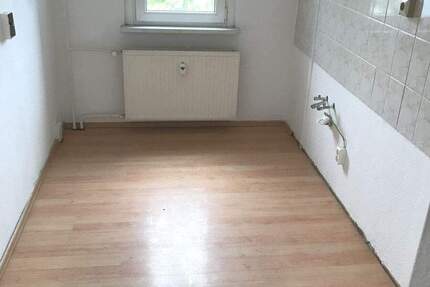 Sehr schöne 4-R-Wohnung im 2.OG ca.72,11 m2 in Möckern mit BLK. zu vermieten . 4 zimmer