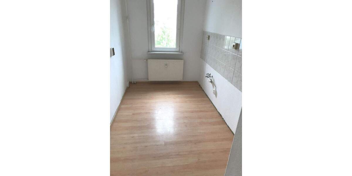 Sehr schöne 4-R-Wohnung im 2.OG ca.72,11 m2 in Möckern mit BLK. zu vermieten . 4 zimmer