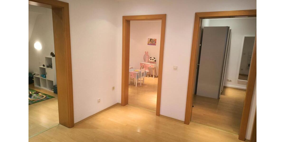 Dachgeschoßwohnung Essen Stadtbezirk III - 4 Zimmer, 145 m&sup2;, 1.200&euro; | Angebot:26521308