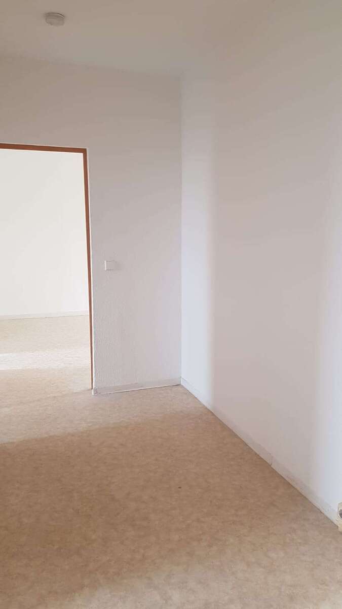 NEU -frisch renoviert. Gut geschnittene 4 Zimmer mit Balkon und Einbauküche! 4 zimmer