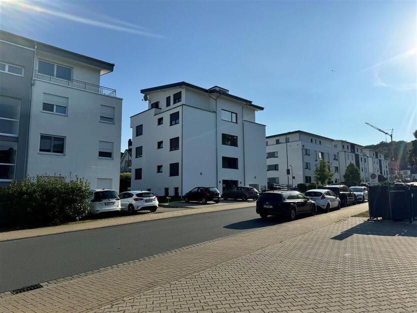 Butzbach: 2-Zimmer-Souterrain-Wohnung, Neubau, Aufzug, Stellplatz