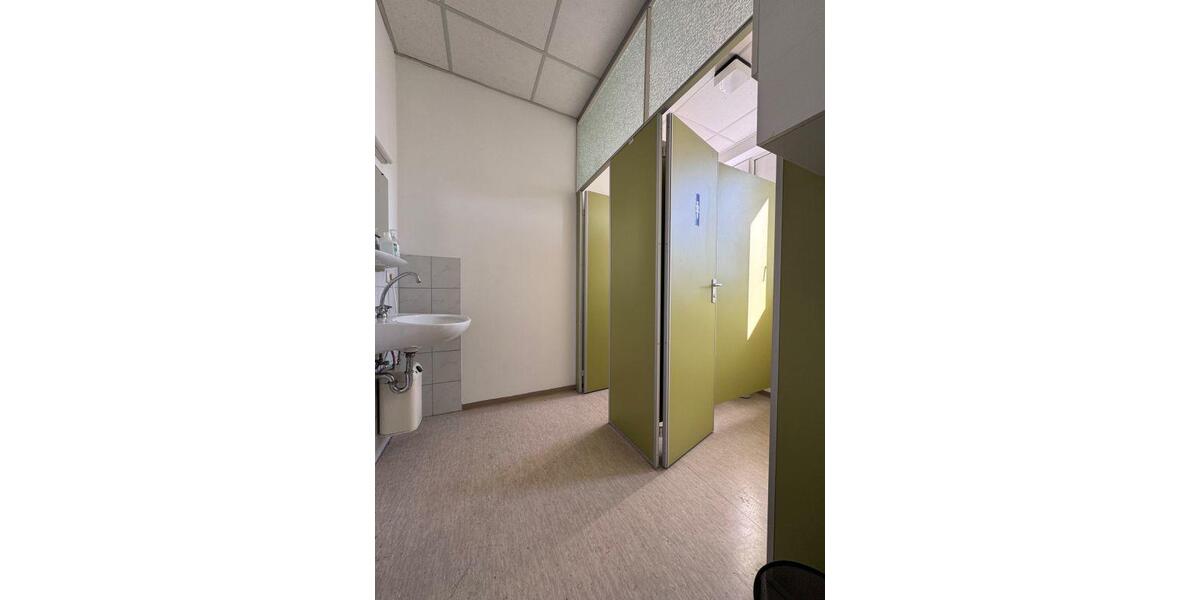 VB3334 Kleine ca. 43 m³ Büroeinheit und ca. 77 m² Lager Regensburg - Nord zimmer